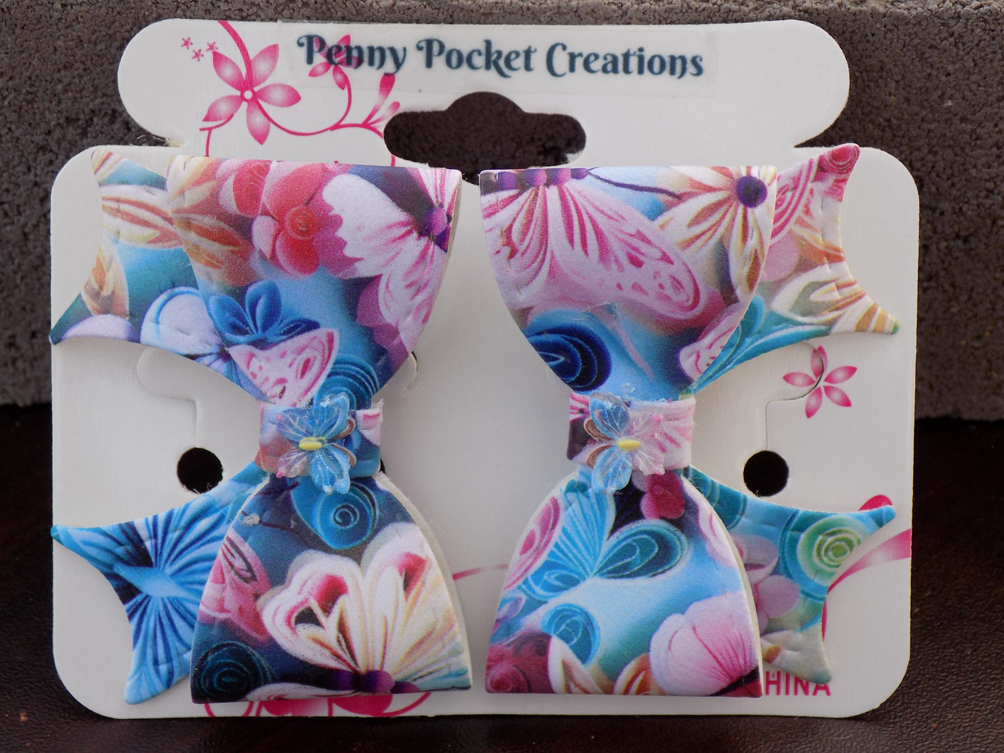 Floral Print Medium HairBow with Horseshoe Tail, Center Resin Charm